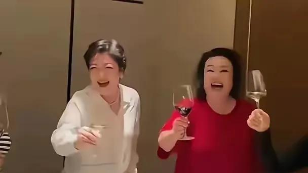 张兰不直播生活也挺好



张兰最近不直播了，日子过得还挺滋润。和姐妹们聚餐，麻
