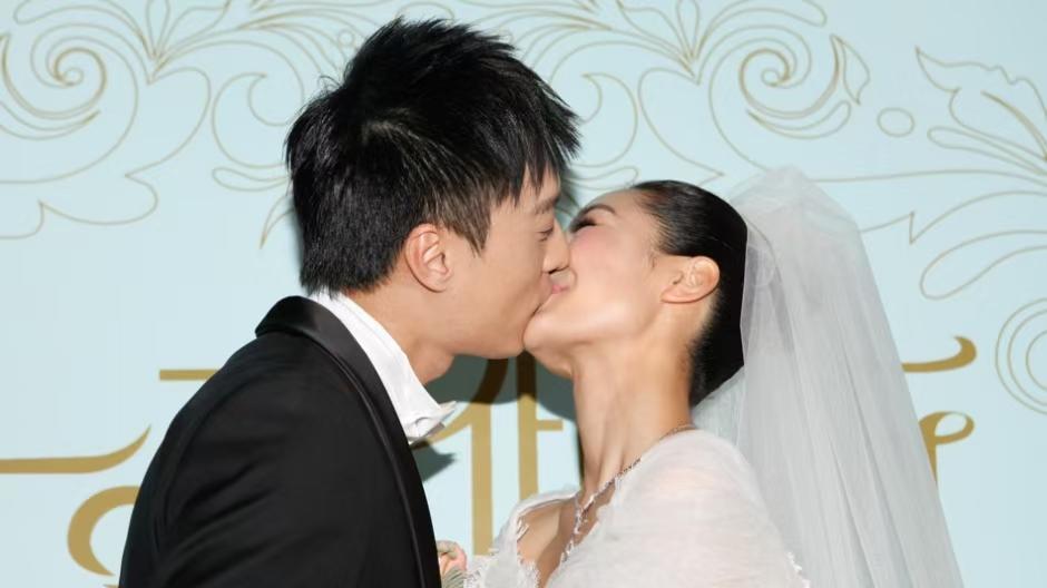 甄嬛传播完13年她突然离婚！女明星拼命工作真是要离婚的信号？