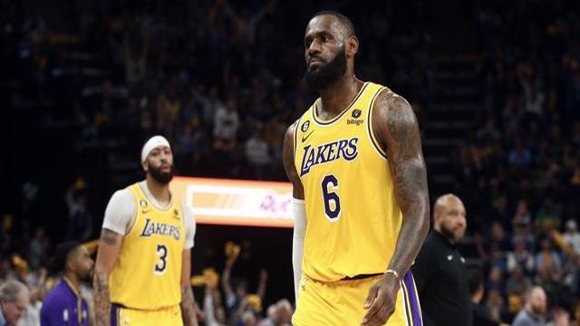 被火箭打爆内线后！湖人却反向操作，不想引进中锋，寄希望于两人