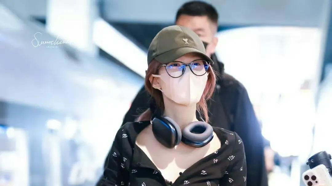 赵露思比模特还会穿！穿假两件上衣搭配假两件长裤，如美神降临！