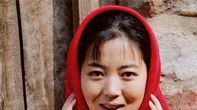 演员王茜华，45岁高龄为年轻丈夫生子，10年过去她后悔了吗？