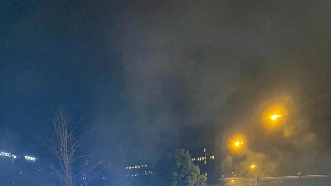 网友: 现在的路边摊好贵啊！有的比实体店还贵！这公平吗？