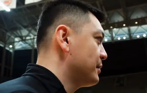 战广州前杨鸣采访透露消息，一人伤情牵动人心，球迷期盼健康愿他早日归来
