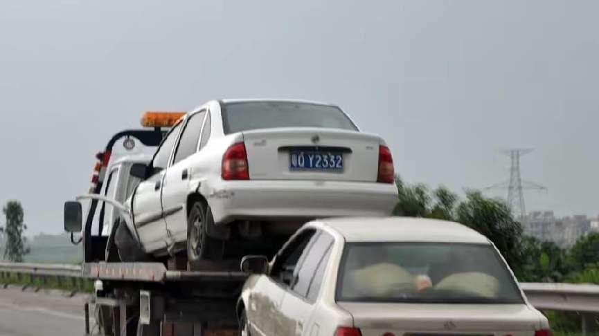 高速上请拖车，到底是找4S店还是找交警？老司机告诉你正确做法