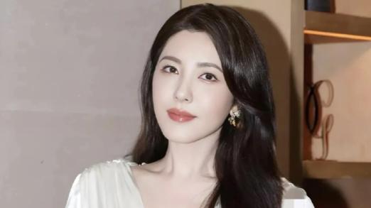 中戏两百年神颜无人追？曾黎被称