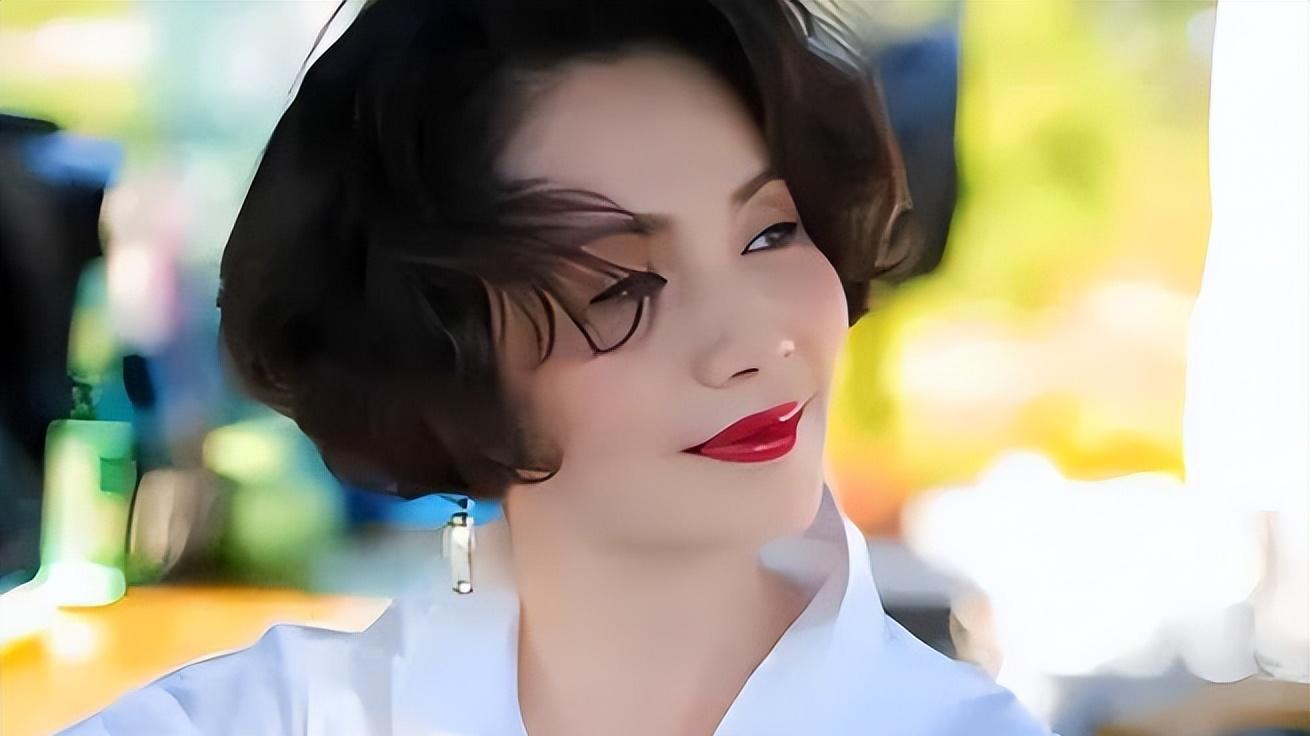 63岁徐俐解锁新身份成话剧新人！曾高考失利，她究竟凭啥逆风开挂