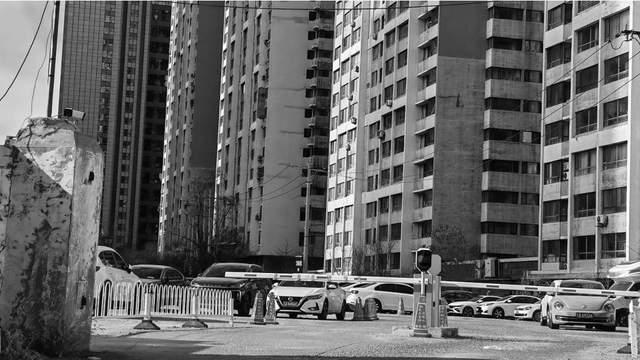 画个圈立个杆就收停车费 记者暗访沈阳停车场乱象！