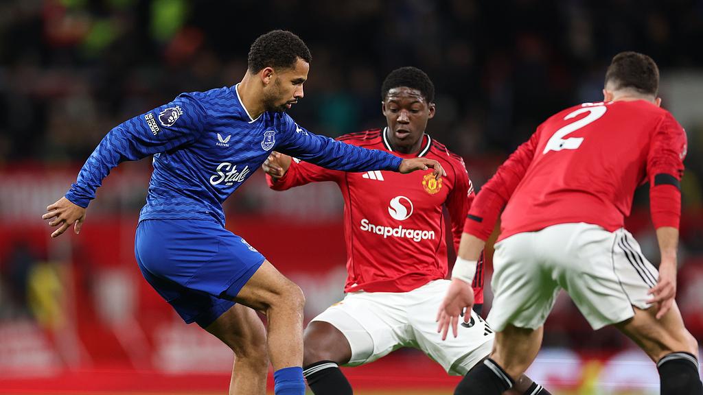 打队友吃红牌，10人埃弗顿羞辱曼联！阿莫林战术混乱、心理溃败！