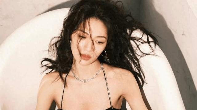 她被冯小刚捧红，成龙接着捧，洪金宝等着捧，为啥大佬都偏爱她