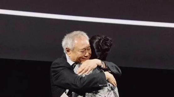 章子怡含泪谈李安20秒拥抱：25年师徒情终圆梦，这一刻她等了半辈子