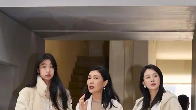 佟大为妻女看展，17岁大女儿身高近180漂亮有气质，母女俩好养眼