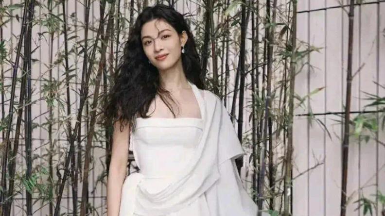 43岁范冰冰勇闯墨西哥，一块抹布裙大杀四方，披麻袋也好超美！