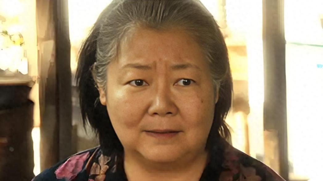 一胖毁所有？《北上》马奶奶扮演者萨日娜才56岁，比胡军还小半岁