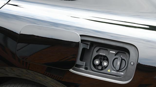 这款国产豪华轿车真香！比迈巴赫S级还大，配800V高压平台