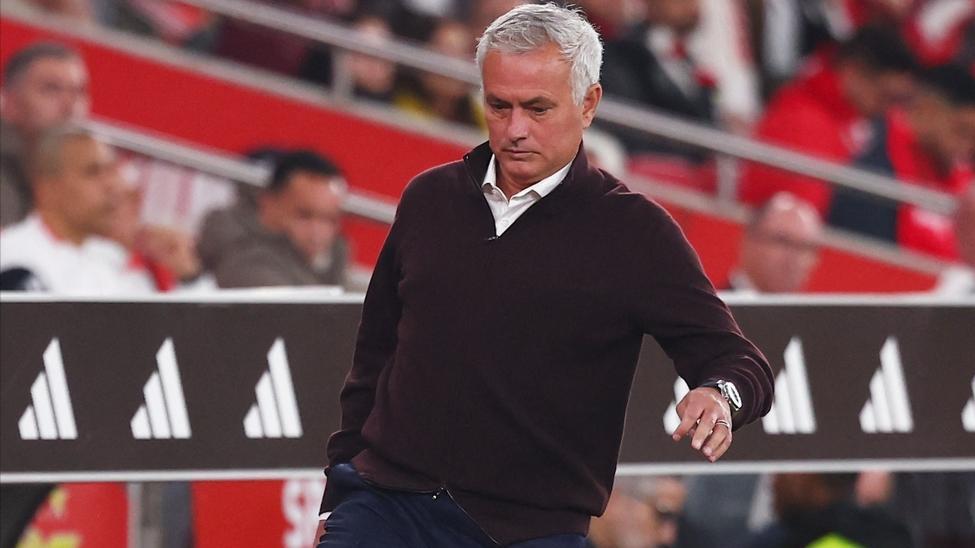 2-0，2分钟飙2球，穆帅争冠劲敌踢疯，5连胜领跑，领先本菲卡8分