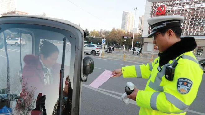 盐湖公安交警持续严查中！为了安全请戴好头盔