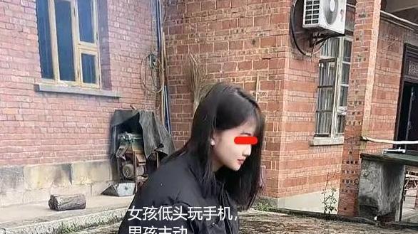 安徽相亲现场：女孩一直刷手机，小伙最后该何去何从？