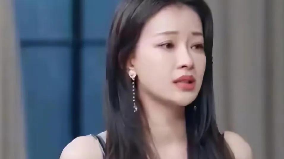 离婚后的孙怡，重回秀场陪伴“大佬”，表情却显无奈