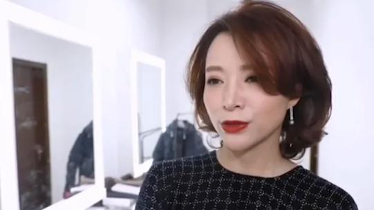 央视一姐董卿，三分钟救场一战封神，小时候经历让人唏嘘
