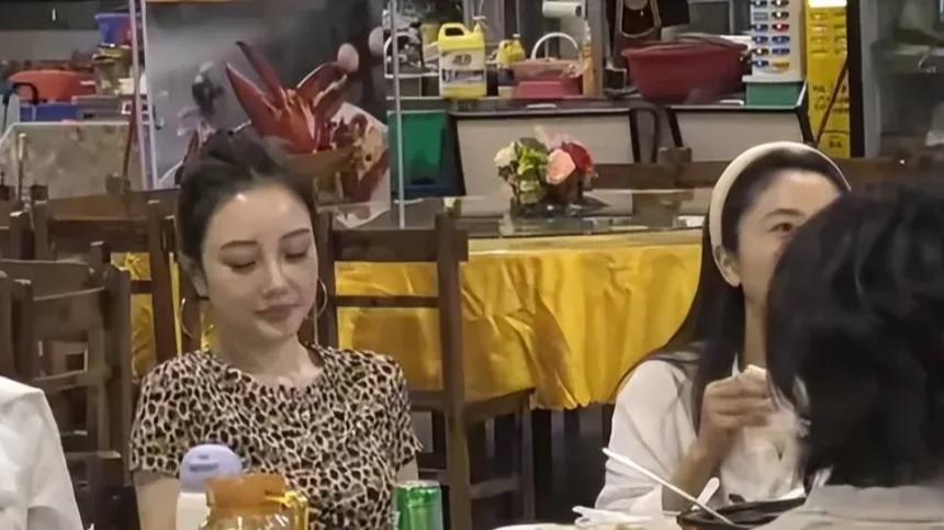 43岁李小璐“空降”大排档，状态似少女，皮肤白皙四肢纤细，却难掩颈纹