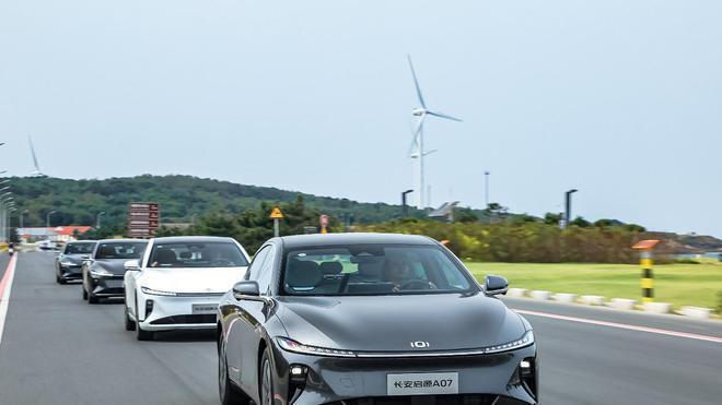 中国最便宜插混轿跑车，媲美小米SU7，续航1200公里，仅售9.49万