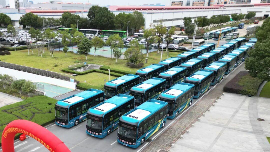 驭绿而行，赋能美好！安凯300台新能源客车批量交付大连交运集团