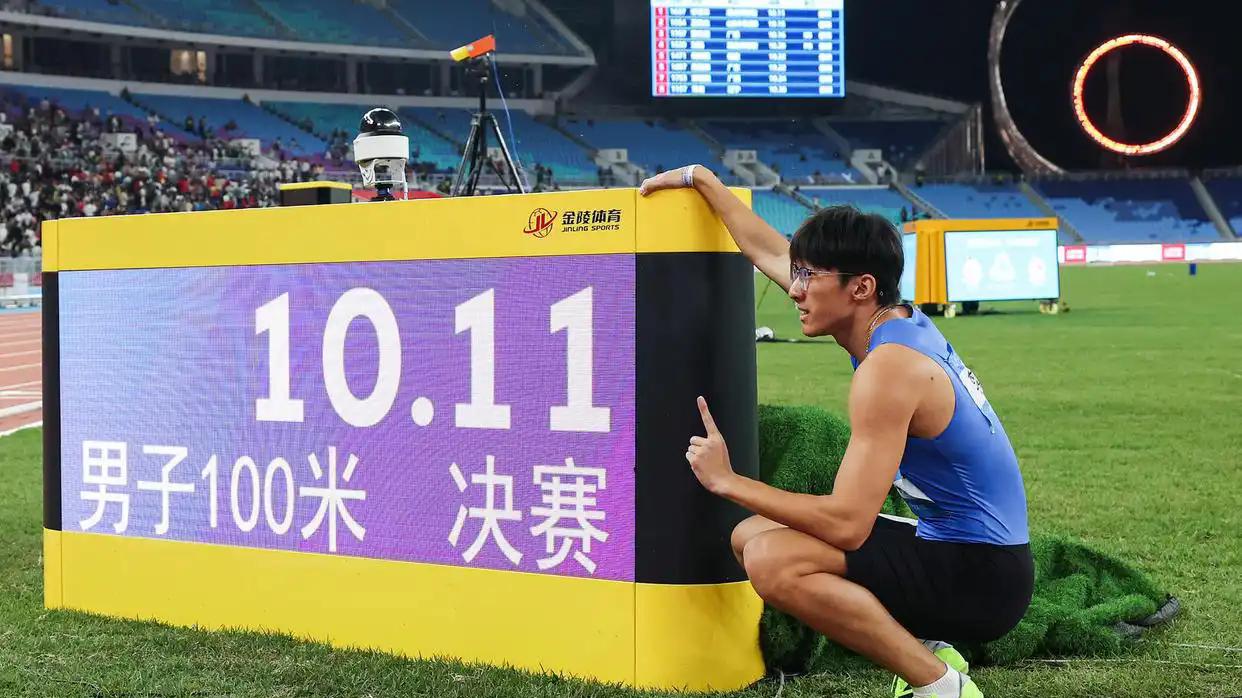 11月17日晚，第十五届全运会田径赛场男、女百米飞人大战太精彩！