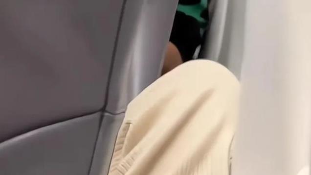女子乘飞机把脚搭到前排座椅旁，前排乘客愤怒隐忍。网友：素质低