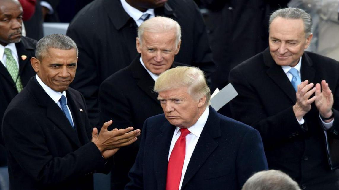 墙塌众人踩？美国陷大规模动荡，特朗普遭联手施压，拜登沉默