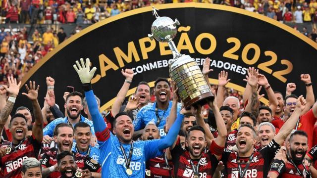 主场的荣光与客场的荣耀——德比战中的攻防哲学