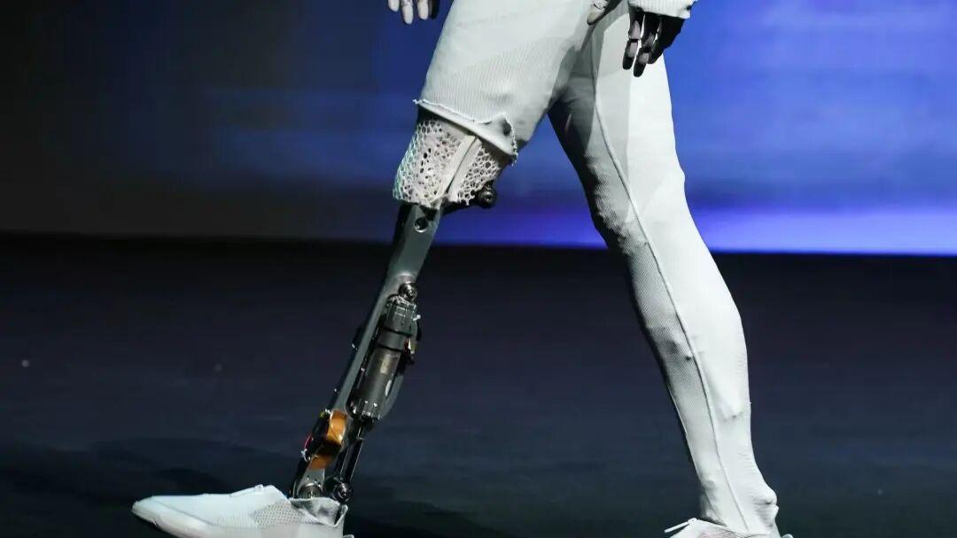 动作逼真引争议！何小鹏再回应机器人里藏真人，技术突破不容误解