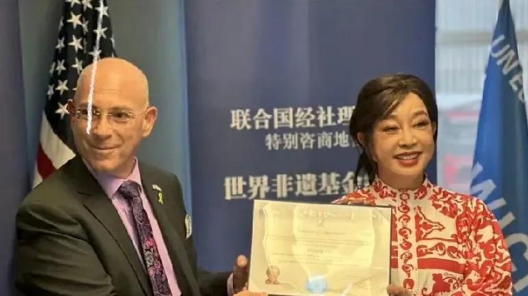 刘晓庆真牛，74岁在美国考驾照