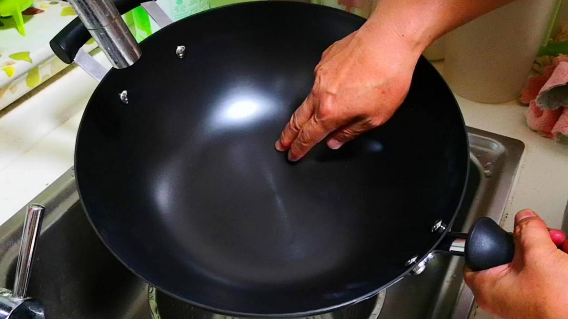 刚炒完菜千万别用水冲铁锅，多数人都错了