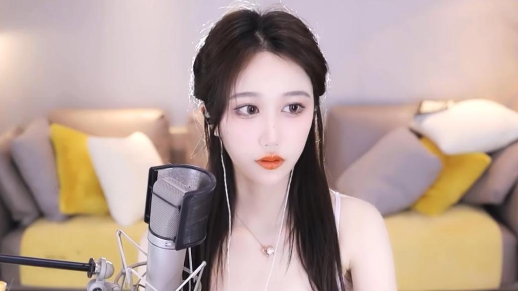 曾经80W只能摸手，婚后突然复播与小奶狗打游戏，网友：这是离了？