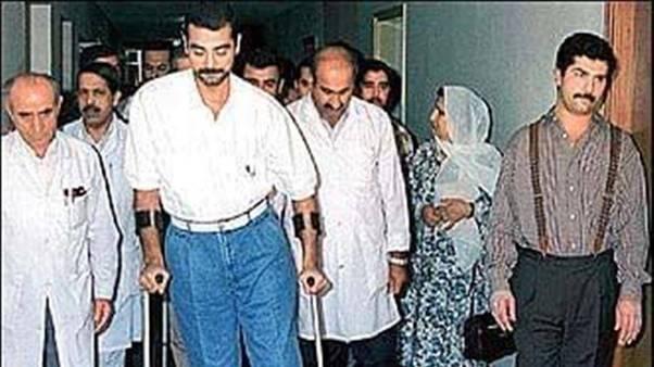 萨达姆儿子死后，美军下令搜查寝室，意外发现布什双胞胎女儿照片