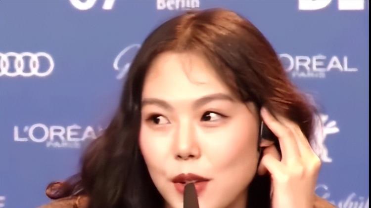 64岁著名导演老来得子！和小22岁情人自然受孕，孩子上户口成难题