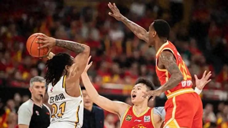 丢篮板+失误崩盘！辽宁队老问题还在，杨鸣如何自救？