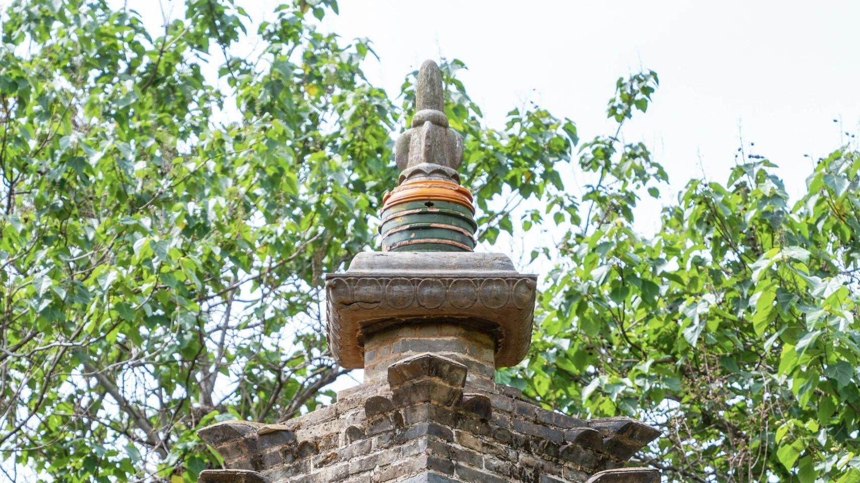 千佛崖旁龙虎塔，盛唐石艺多繁复，砖顶混搭有故事