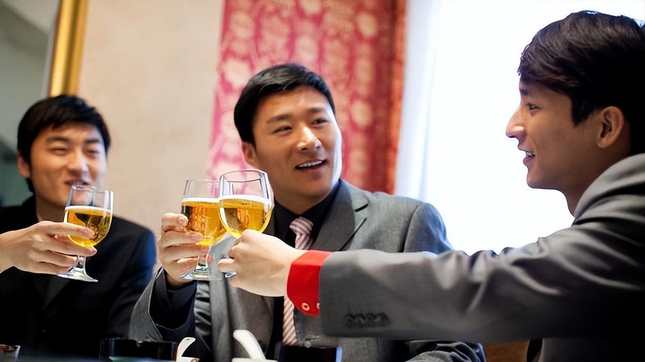 和重要领导吃饭，千万记住这些酒桌上的规矩，领导会更器重你