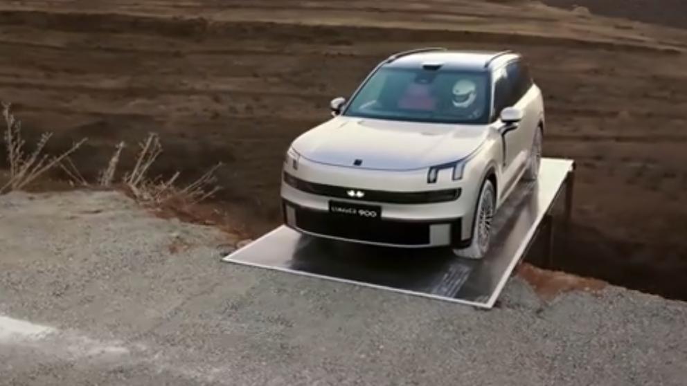 机械加智能双buff加持，领克900让大型SUV控得稳还够安全