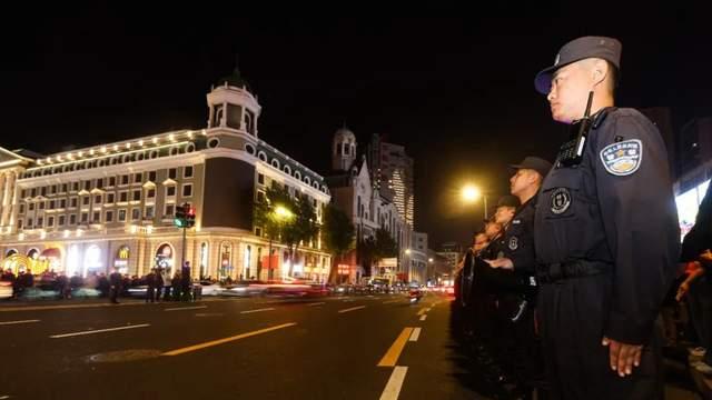 哈尔滨200名特警在中央大街筑起人墙，游客：安全感氛围感拉满！