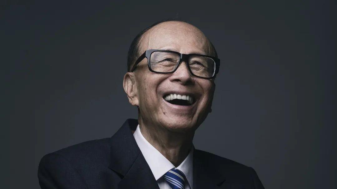 李嘉诚紧急撤港，传递什么信号？