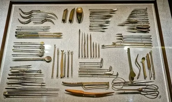 1974年江阴古墓出土一套明代手术设备，竟比西方外科器械早400年！