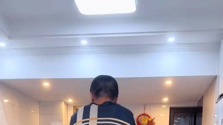 亲戚朋友都不看好男子娶200斤的女子为妻，他笑道：内在美才重要