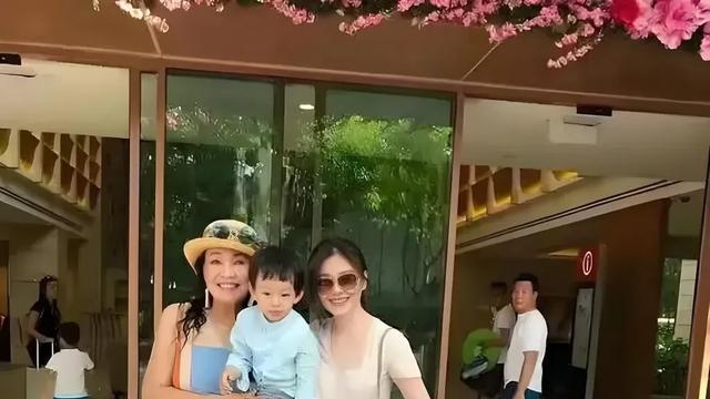 张兰戴墨镜直播，疑似哭红双眼，回应汪小菲现状，被网友称赞说好