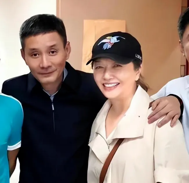 57岁江珊和老公韩国逛街被偶遇，背超大购物袋满头白发，美人老了