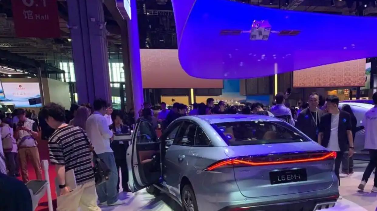 吉利银河L6 EM-i亮相上海车展，置换政策引发关注，新能源车市再添热度