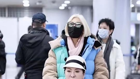 《一路繁花》怼脸镜头，躲过了向太跟刘晓庆，却被李小冉给惊艳了