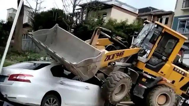 2023年陕西老板雇打手殴打讨薪民工，结果遭民工驾铲车活活碾死