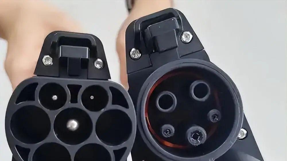 车主称被充电枪“打脸”缝8针，汽车厂商：已提供必要关怀